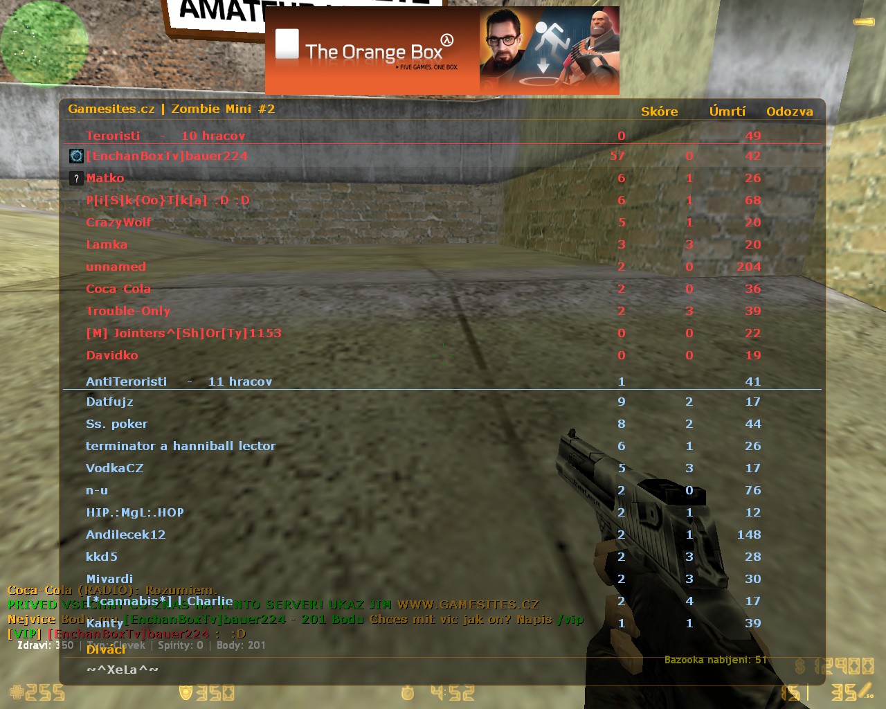 Scoreboard so sponzorskými banermi CyberAthlete a The Orange Box