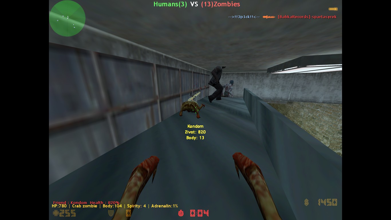 Crab Zombie naháňa posledného prežívajúceho hráča po streche